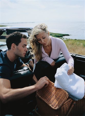 simsearch:700-06368058,k - Couple Looking in Picnic Basket Stock Photo - Rights-Managed, Code: 700-00642433