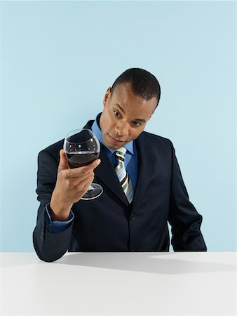 dégustateur de vin (homme et femme) - Homme d'affaires cherchant à vin Photographie de stock - Rights-Managed, Code: 700-00659598