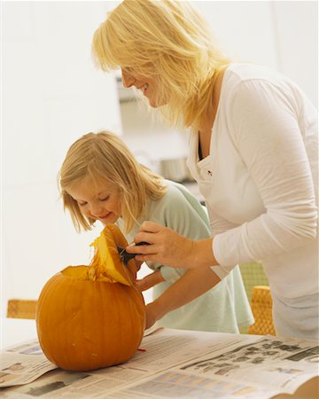 Mother and Daughter Carving Pumpkin Foto de stock - Con derechos protegidos, Código: 700-00659632