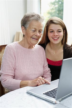 Grand-mère et petite-fille à l'aide d'ordinateur portable Photographie de stock - Rights-Managed, Code: 700-00650002