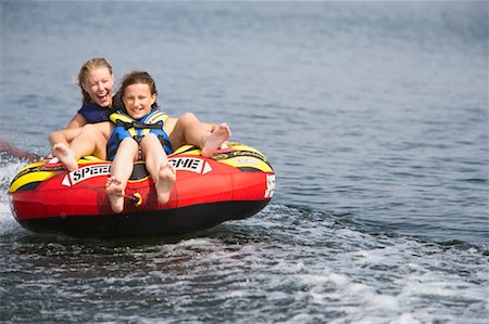 flotadores de agua - Two Girls Inner Tubing Foto de stock - Con derechos protegidos, Código: 700-00651342