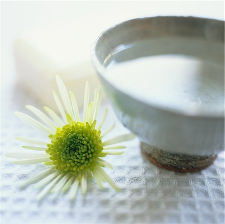 spider mum - Bowl and Flower Stock Photo - Rights-Managed, Code: 700-00651655