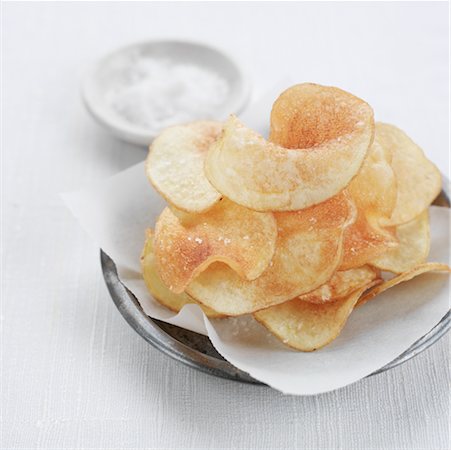 Homemade Potato Chips With Kosher Salt Foto de stock - Con derechos protegidos, Código: 700-00651734