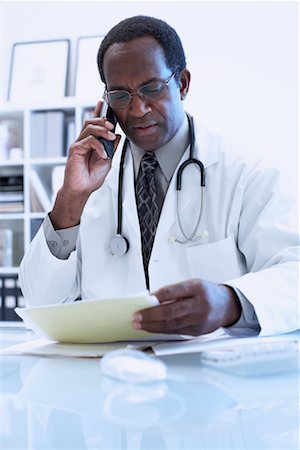 simsearch:614-06898452,k - Doctor Using Phone Stock Photo - Rights-Managed, Code: 700-00661015