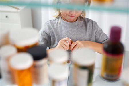 drogadicta - Boy Opening Pill Bottle Foto de stock - Con derechos protegidos, Código: 700-00661018