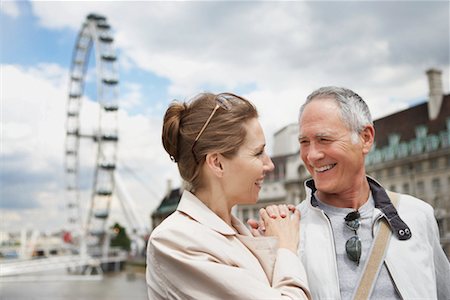 simsearch:700-00591475,k - Couple debout par Millennium Wheel, Londres, Angleterre Photographie de stock - Rights-Managed, Code: 700-00661040