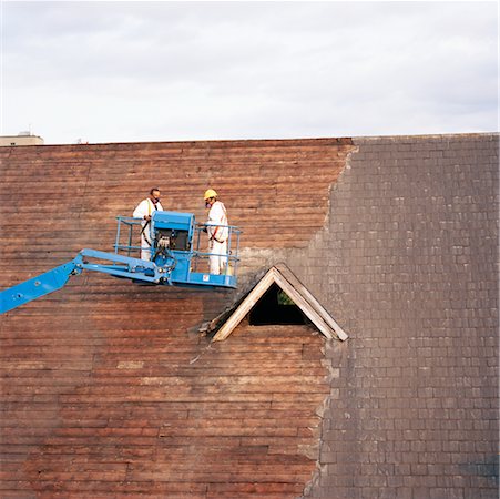 simsearch:400-05674138,k - Men Repairing Roof of Building Foto de stock - Con derechos protegidos, Código: 700-00661278