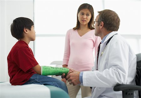 pediatric doctor boy exam - Boy with Cast at Doctor's Office Stock Photo - Rights-Managed, Code: 700-00678840