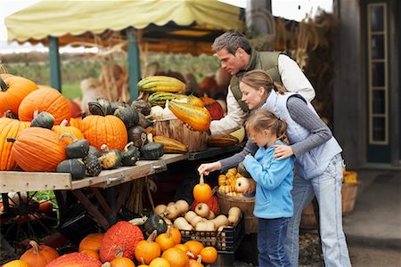 simsearch:6126-08636089,k - Family at Farmer's Market Stock Photo - Rights-Managed, Code: 700-00684839