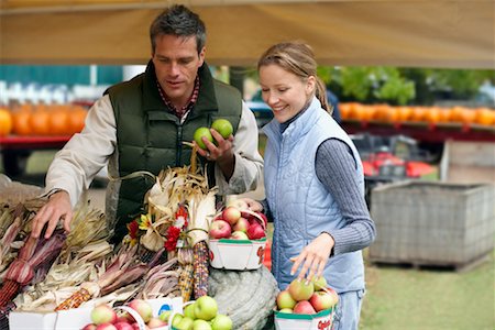 simsearch:600-01956039,k - Couple at Farmer's Market Stock Photo - Rights-Managed, Code: 700-00684831