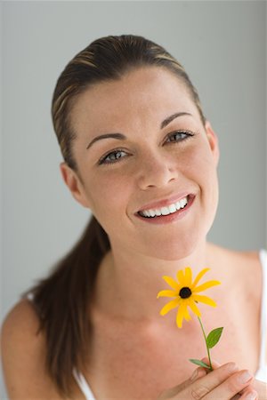 rudbeckia fulgida - Potrait Frau hält eine Blume Stockbilder - Lizenzpflichtiges, Bildnummer: 700-00688317