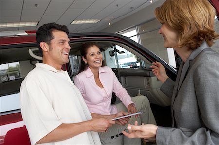 prueba de conducción - Car Saleswoman Talking to Clients Foto de stock - Con derechos protegidos, Código: 700-00688473