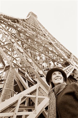 simsearch:600-01541030,k - Femme de la tour Eiffel, Paris, France Photographie de stock - Rights-Managed, Code: 700-00681050