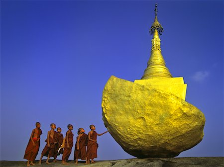 Moines novices à Kyaukthanban Stupa, près de la pagode Kyaiktiyo, Myanmar Photographie de stock - Rights-Managed, Code: 700-00681108