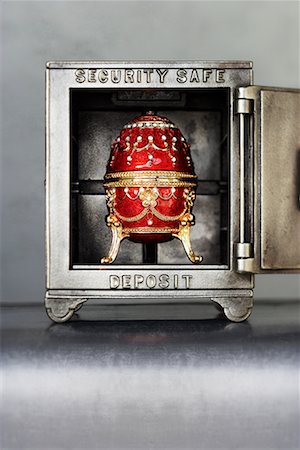 faberge - Faberge Egg in Safe Foto de stock - Con derechos protegidos, Código: 700-00681126