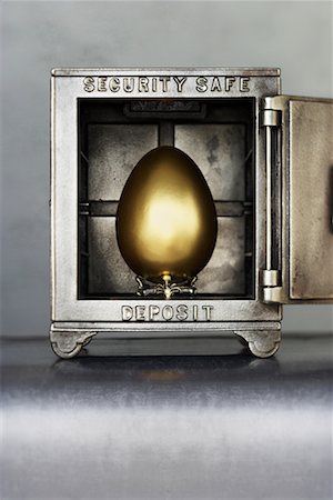 simsearch:700-00589062,k - Golden Egg in Safe Foto de stock - Con derechos protegidos, Código: 700-00681131