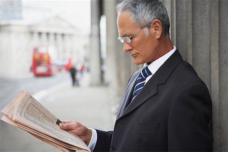 simsearch:700-00477755,k - Businessman Reading the Newspaper London, England Foto de stock - Con derechos protegidos, Código: 700-00681329