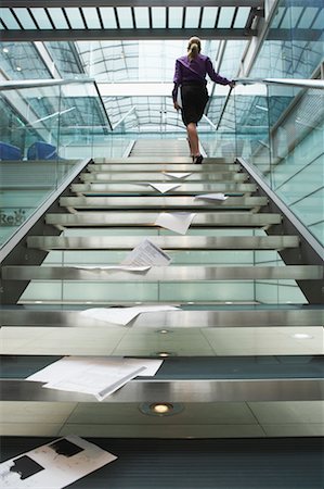 escalando los niveles empresariales - Businesswoman Reaching Top of Staircase Foto de stock - Con derechos protegidos, Código: 700-00681382