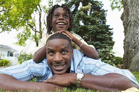 father son lying grass - Father and Son Lying On The Grass Foto de stock - Con derechos protegidos, Código: 700-00681581