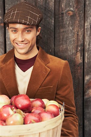 Portrait d'un homme tenant le panier de pommes Photographie de stock - Rights-Managed, Code: 700-00683379