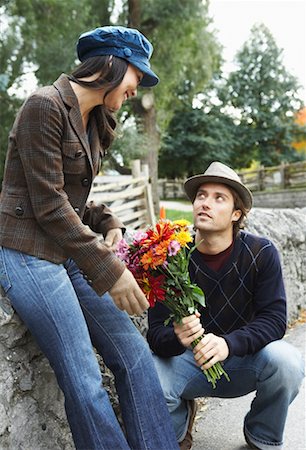 simsearch:700-00551276,k - Homme donnant des fleurs pour femme Photographie de stock - Rights-Managed, Code: 700-00683424