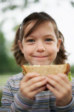 simsearch:700-00695624,k - Porträt des Mädchens mit Sandwich Stockbilder - Lizenzpflichtiges, Bildnummer: 700-00695617