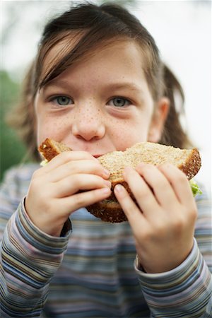 simsearch:700-00478242,k - Porträt des Mädchens mit Sandwich Stockbilder - Lizenzpflichtiges, Bildnummer: 700-00695618