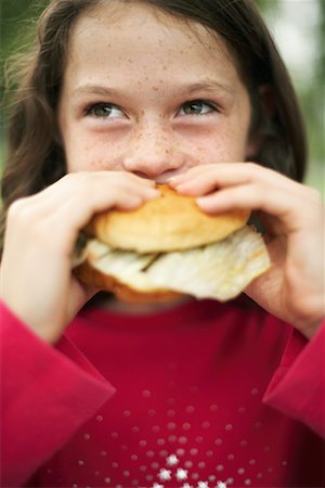 simsearch:700-00695624,k - Mädchen essen Hamburger Stockbilder - Lizenzpflichtiges, Bildnummer: 700-00695621