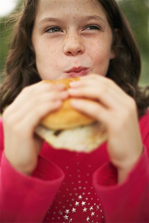 simsearch:700-00478242,k - Mädchen essen Hamburger Stockbilder - Lizenzpflichtiges, Bildnummer: 700-00695622