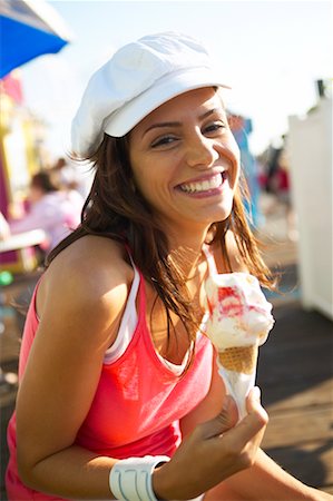 simsearch:700-00695661,k - Woman Eating Ice Cream, Santa Monica Pier, California, USA Foto de stock - Direito Controlado, Número: 700-00695655