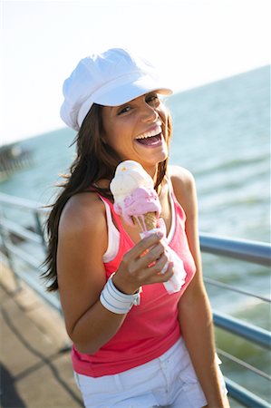 simsearch:700-00695661,k - Woman Eating Ice Cream, Santa Monica Pier, California, USA Foto de stock - Direito Controlado, Número: 700-00695657