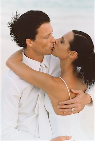 Mariée et le marié baiser Photographie de stock - Rights-Managed, Code: 700-00695682