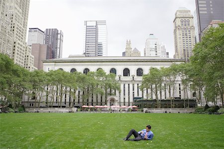 simsearch:700-00695760,k - Homme d'affaires allongé sur l'herbe, Bryant Park, New York, New York, USA Photographie de stock - Rights-Managed, Code: 700-00695774