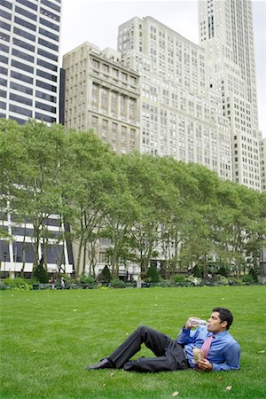 simsearch:700-00695760,k - Homme d'affaires allongé sur l'herbe, Bryant Park, New York, New York, USA Photographie de stock - Rights-Managed, Code: 700-00695773