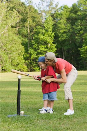 Mère aider fils jouer T-Ball Photographie de stock - Rights-Managed, Code: 700-00711628