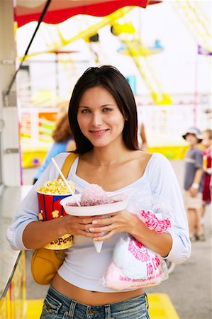snack bar - Woman with Junk Food at Carnival Foto de stock - Con derechos protegidos, Código: 700-00711834