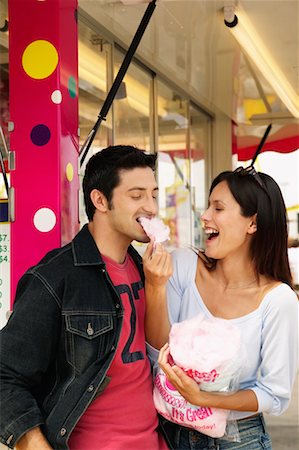 snackbar - Paar essen Süßigkeiten auf Karneval Stockbilder - Lizenzpflichtiges, Bildnummer: 700-00711837