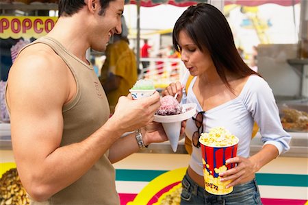 snackbar - Couple Eating at Carnival Foto de stock - Con derechos protegidos, Código: 700-00711833