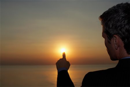 sunset point - Man Pointing at Sunset Foto de stock - Con derechos protegidos, Código: 700-00747980