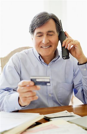 simsearch:700-00269275,k - Homme sur le téléphone avec carte de débit Photographie de stock - Rights-Managed, Code: 700-00748302