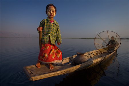 simsearch:841-06449372,k - Fille portant État Shan de maquillage bateau à rames, le lac Inle, Tanaka, Myanmar Photographie de stock - Rights-Managed, Code: 700-00768073