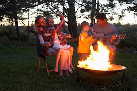 simsearch:700-01275717,k - Familie Rösten Marshmallows Stockbilder - Lizenzpflichtiges, Bildnummer: 700-00768235