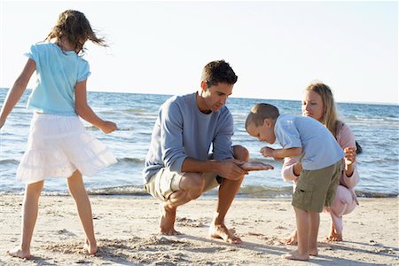 Famille sur la plage Photographie de stock - Rights-Managed, Code: 700-00768241