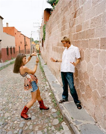 Couple Taking Photo by Wall, Mexico Foto de stock - Con derechos protegidos, Código: 700-00768468