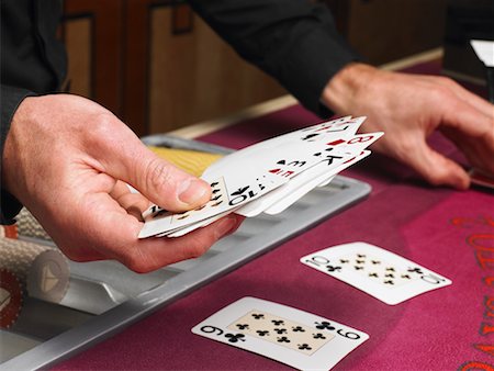 simsearch:700-01164918,k - Gros plan du Croupier Holding cartes Photographie de stock - Rights-Managed, Code: 700-00768632