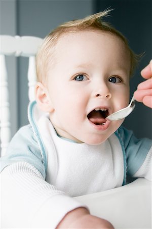 Baby Being Fed with Silver Spoon Foto de stock - Direito Controlado, Número: 700-00768881