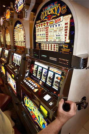 ranura - Person Playing Slot Machines at Casino, Las Vegas, Nevada, USA Foto de stock - Con derechos protegidos, Código: 700-00782392