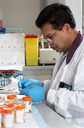 Lab Technician Working with Urine Samples Foto de stock - Direito Controlado, Número: 700-00782430