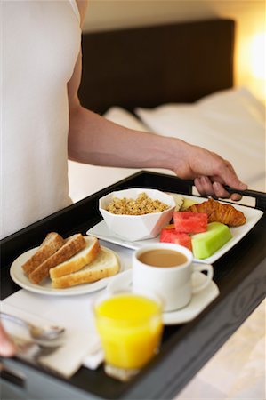 simsearch:700-01607245,k - Homme transportant Breakfast Tray Photographie de stock - Rights-Managed, Code: 700-00782495
