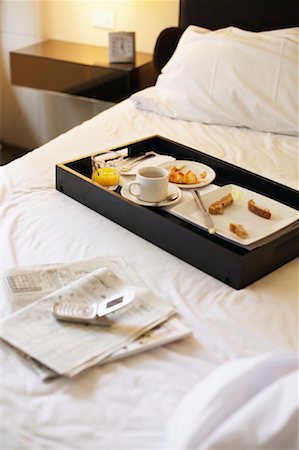 servicio completo - Finished Breakfast Tray, Newspaper and Cellphone on Bed Foto de stock - Con derechos protegidos, Código: 700-00782497